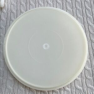 VTG Tupperware cupcake keeper. cylinder storage. Like new.